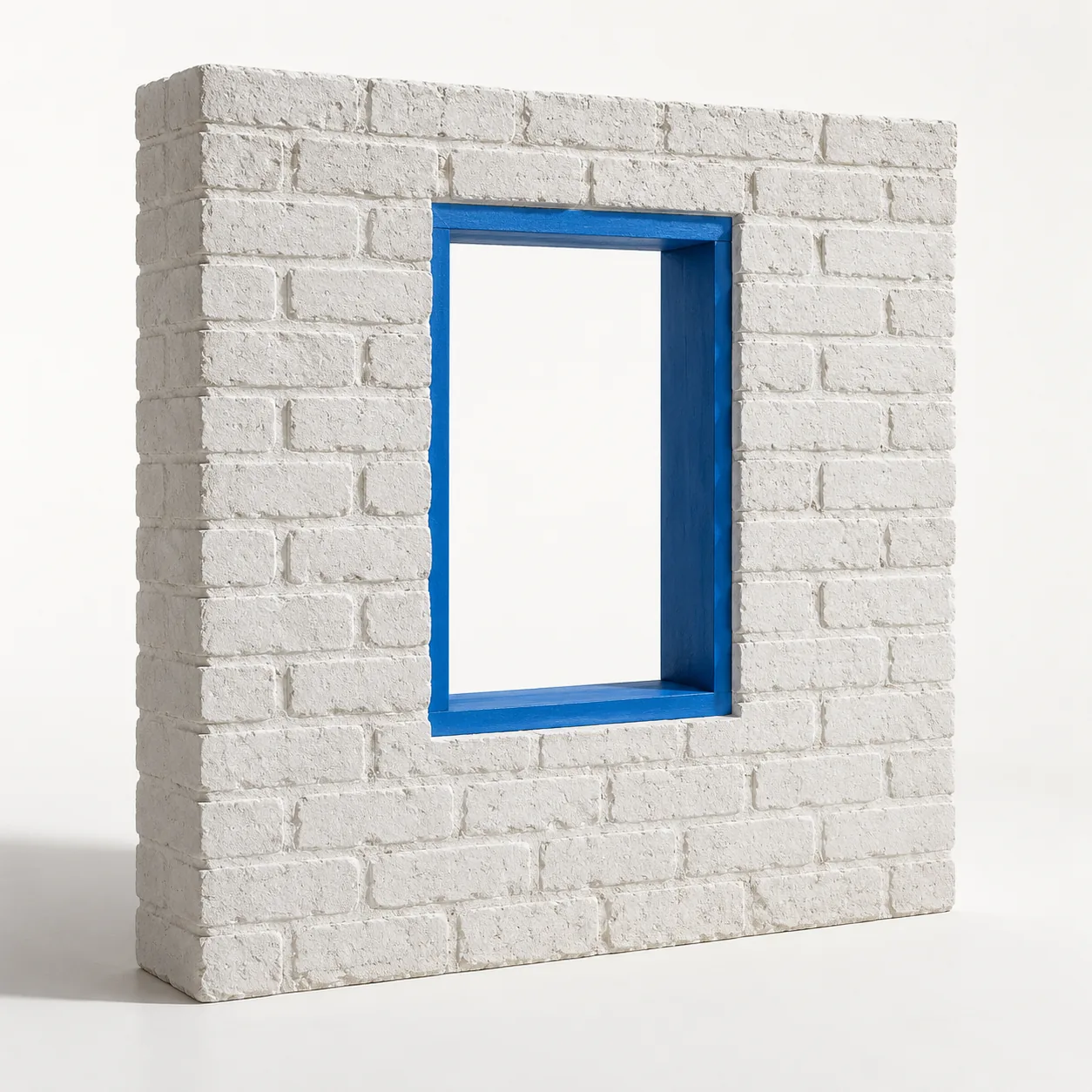 Eine weiße Ziegelwand mit einer sauber ausgeschnittenen Öffnung, deren Laibung blau ist.