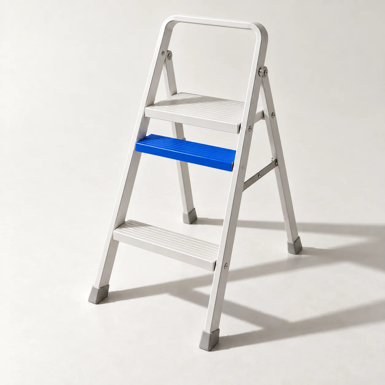 Eine weiße Trittleiter, deren mittlere Stufe blau ist und aus dem Abstand fällt.
